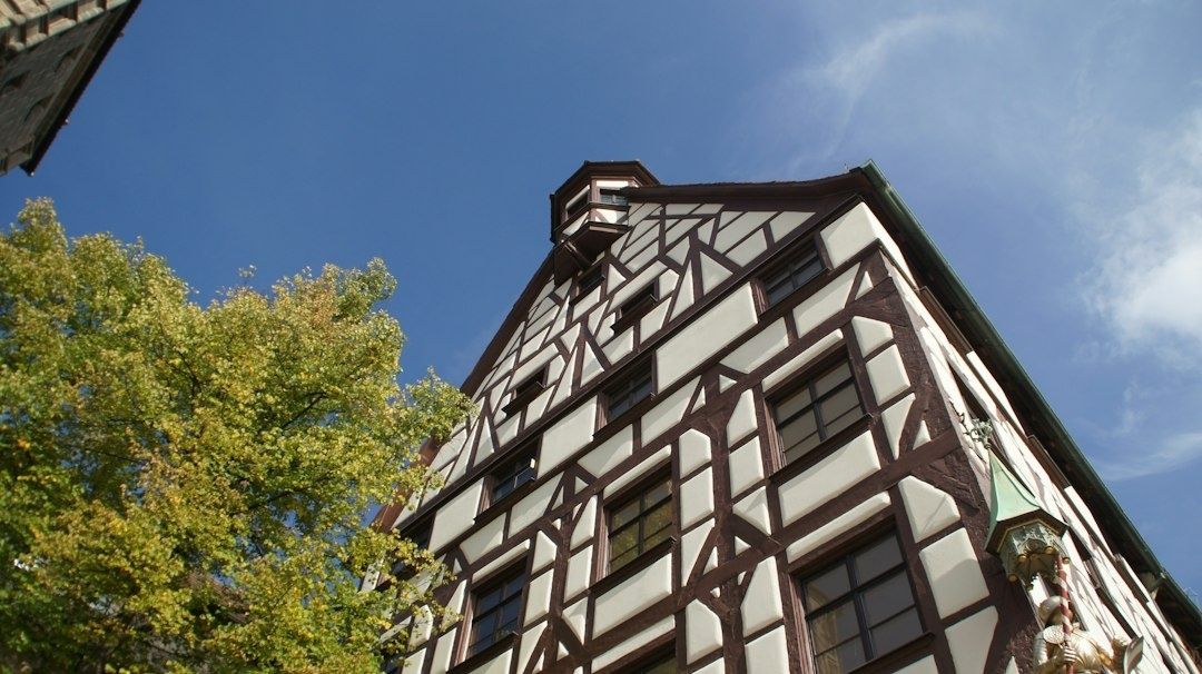 Historisches Fachwerkhaus mit kunstvollen Balken unter blauem Himmel